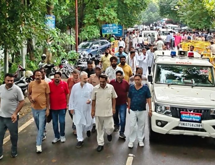 एसआईआर विवाद के बाद सियासत गरमाई, ठुकराल पर मुकदमे के विरोध में एसएसपी कार्यालय पहुंचे कांग्रेसी