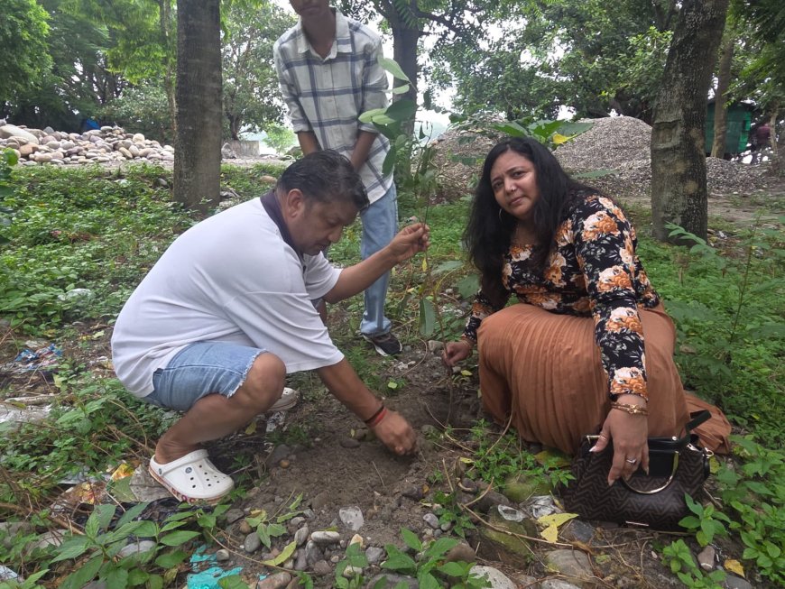 गंगा घाट पर सफाई औऱ वृक्षारोपण अभियान कर पर्यावरण संरक्षण का दिया संदेश